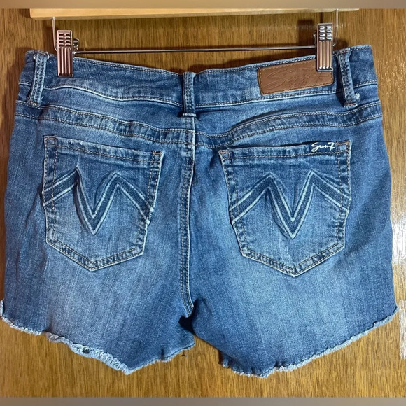 Seven7 Cut-off Denim Shorts 4” size 6 - Picture 4 of 7